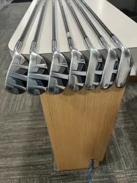 11204534 CLEVELAND Launcher Halo Iron Golf Club Set