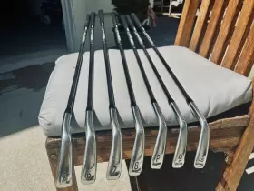 718-AP3 TITLEIST Iron Set Right Flex Recoil Graphite